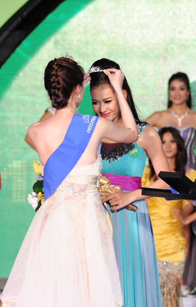 Miss Ngôi Sao 2011 Kim Phượng đã lên trao vương miện cho tân Miss Ngôi Sao. >>BẤM ĐÂY XEM CẬP NHẬT ĐIỂM THI ĐẠI HỌC, CAO ĐẲNG NHANH NHẤT 2012 Miss Ngôi Sao 2011 Kim Phượng đã lên trao vương miện cho tân Miss Ngôi Sao. >>BẤM ĐÂY XEM CẬP NHẬT ĐIỂM THI ĐẠI HỌC, CAO ĐẲNG NHANH NHẤT 2012