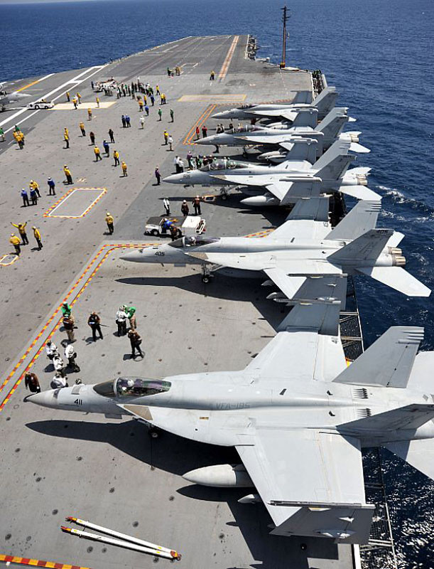 Yokosuka, Nhật Bản (ngày 26 tháng 5 năm 2012): Các chiến đấu cơ F/A-18E Super Hornets trên tàu sân bay USS George Washington (CVN 73). USS George Washington bắt đầu rời căn cứ hải quân tại Yokosuka, Nhật Bản vào ngày 26 tháng 5 để bắt đầu thực hiện nhiệm vụ tuần tra, bảo vệ an ninh hàng hải trên Thái Bình Dương. Yokosuka, Nhật Bản (ngày 26 tháng 5 năm 2012): Các chiến đấu cơ F/A-18E Super Hornets trên tàu sân bay USS George Washington (CVN 73). USS George Washington bắt đầu rời căn cứ hải quân tại Yokosuka, Nhật Bản vào ngày 26 tháng 5 để bắt đầu thực hiện nhiệm vụ tuần tra, bảo vệ an ninh hàng hải trên Thái Bình Dương.