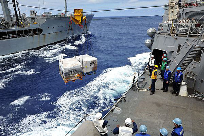Vùng biển phía Đông Trung Quốc (24 tháng 5 năm 2012): Tàu khu trục tên lửa USS McCampbell (DDG 85) nhận hàng tiếp ứng từ tàu chở dầu USNS Walter S. Diehl (T-AO 193). Vùng biển phía Đông Trung Quốc (24 tháng 5 năm 2012): Tàu khu trục tên lửa USS McCampbell (DDG 85) nhận hàng tiếp ứng từ tàu chở dầu USNS Walter S. Diehl (T-AO 193).