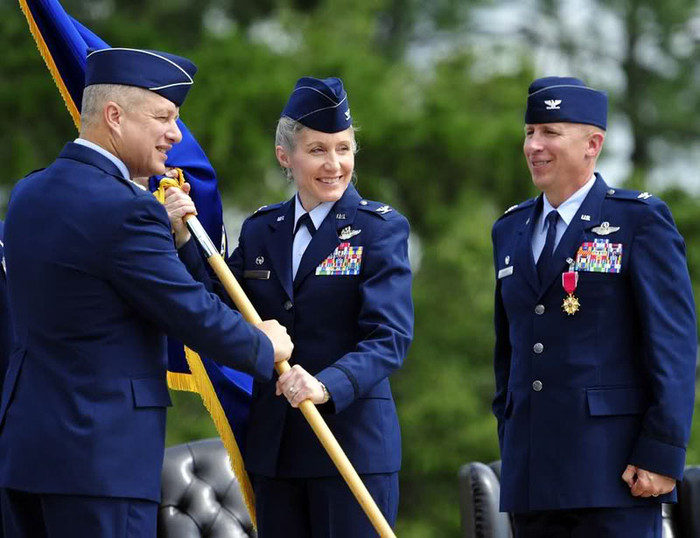 Carolina (01 tháng 6 năm 2012): Nữ đại tá Jeannie Leavitt nhận cờ lệnh từ Thiếu tướng Lawrence Wells, chỉ huy Không lực 9 để trở thành tân chỉ huy của Không đoàn 4 tại căn cứ không quân Seymour Johnson, Bắc Carolina. Carolina (01 tháng 6 năm 2012): Nữ đại tá Jeannie Leavitt nhận cờ lệnh từ Thiếu tướng Lawrence Wells, chỉ huy Không lực 9 để trở thành tân chỉ huy của Không đoàn 4 tại căn cứ không quân Seymour Johnson, Bắc Carolina.