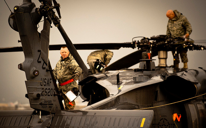 Bagram, Afghanistan (25 tháng 5 năm 2012): Bảo dưỡng máy bay trực thăng HH-60G Pave Hawk tại sân bay Bagram, Afghanistan. Bagram, Afghanistan (25 tháng 5 năm 2012): Bảo dưỡng máy bay trực thăng HH-60G Pave Hawk tại sân bay Bagram, Afghanistan.