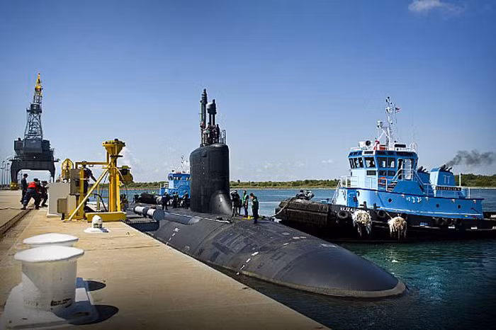 Canaveral, Florida (ngày 22 tháng 5 năm 2012): Tàu ngầm tấn công lớp Virginia neo đậu tại cảng Canaveral, Florida.