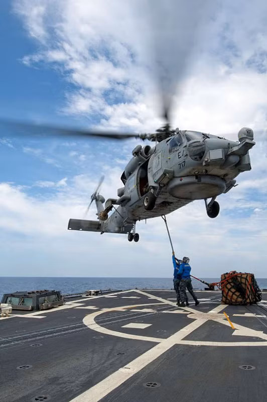 Vùng biển phía Đông Trung Quốc (24 tháng 5 năm 2012): Thuỷ thủ trên tàu khu trục tên lửa USS McCampbell (DDG 85) treo hàng hóa lên một máy bay trực thăng SH-60B Sea Hawk thuộc Phi đội trực thăng chống ngầm (HSL) 51.
