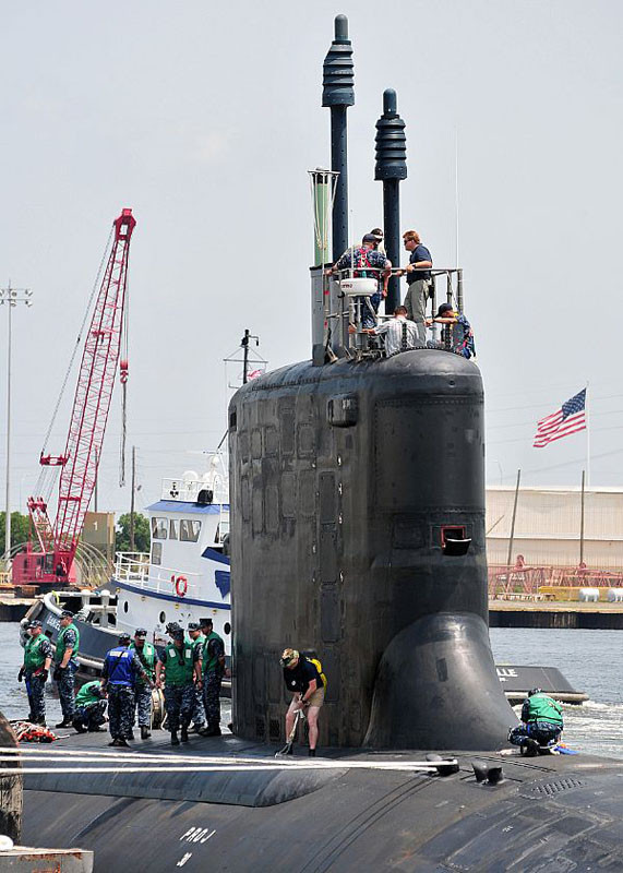 Virginia (còn gọi là lớp SSN-774) là lớp tàu ngầm tiến công đa năng thế hệ mới, sử dụng động lực hạt nhân, có khả năng thực hiện nhiều nhiệm vụ khác nhau như: chống ngầm, chống tàu nổi, yểm trợ cho lực lượng đặc biệt, giám sát, trinh sát và tác chiến thủy lôi. Tàu ngầm lớp Virginia được trang bị 12 ống phóng tên lửa thẳng đứng, 4 ống lôi cỡ 533 mm, mang theo 16 tên lửa hành trình Tomahawk, 26 ngư lôi hạng nặng Mk-48 ADCAP mod 6 và các tên lửa chống hạm nổi Harpoon. Virginia (còn gọi là lớp SSN-774) là lớp tàu ngầm tiến công đa năng thế hệ mới, sử dụng động lực hạt nhân, có khả năng thực hiện nhiều nhiệm vụ khác nhau như: chống ngầm, chống tàu nổi, yểm trợ cho lực lượng đặc biệt, giám sát, trinh sát và tác chiến thủy lôi. Tàu ngầm lớp Virginia được trang bị 12 ống phóng tên lửa thẳng đứng, 4 ống lôi cỡ 533 mm, mang theo 16 tên lửa hành trình Tomahawk, 26 ngư lôi hạng nặng Mk-48 ADCAP mod 6 và các tên lửa chống hạm nổi Harpoon.