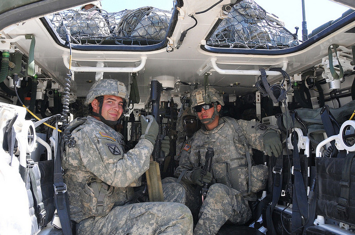 Grafenwoehr, Đức (ngày 25 tháng 5 năm 2012): Binh lính thuộc trung đoàn 2 của Quân đội Mỹ trên xe bọc thép Stryker trong một cuộc diễn tập tại khu vực Grafenwoehr, Đức. Grafenwoehr, Đức (ngày 25 tháng 5 năm 2012): Binh lính thuộc trung đoàn 2 của Quân đội Mỹ trên xe bọc thép Stryker trong một cuộc diễn tập tại khu vực Grafenwoehr, Đức.