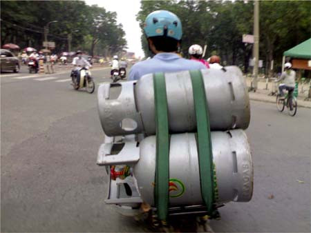 4. Chuyên chở gas không đúng quy định (quá số lượng chai gas, chằng buộc không chắc chắn). 4. Chuyên chở gas không đúng quy định (quá số lượng chai gas, chằng buộc không chắc chắn).