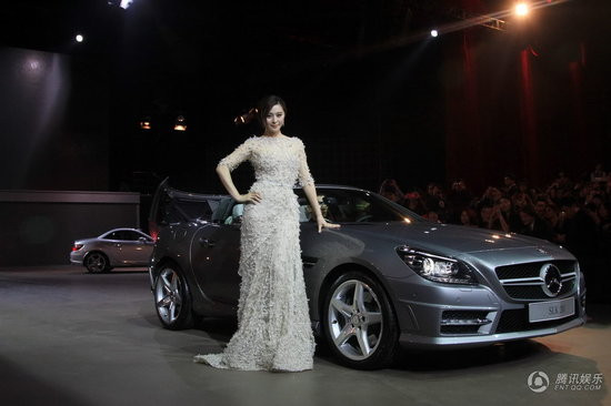 Phạm Băng Băng cũng lên sân khấu tham gia phần giới thiệu một sản phẩm xe hơi mới.