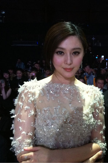 Bộ váy với lớp voan mỏng ở phần ngực là điểm nhấn thu hút mắt nhìn của nhiều người.