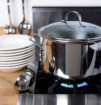 Hãy khoá van cổ bình gas sau khi nấu bếp. Đặc biệt sau bữa tối. Khi không khoá van, gas rò rỉ nhỏ có thể tích tụ thành hỗn hợp khí cháy nguy hiểm. Hãy khoá van cổ bình gas sau khi nấu bếp. Đặc biệt sau bữa tối. Khi không khoá van, gas rò rỉ nhỏ có thể tích tụ thành hỗn hợp khí cháy nguy hiểm.