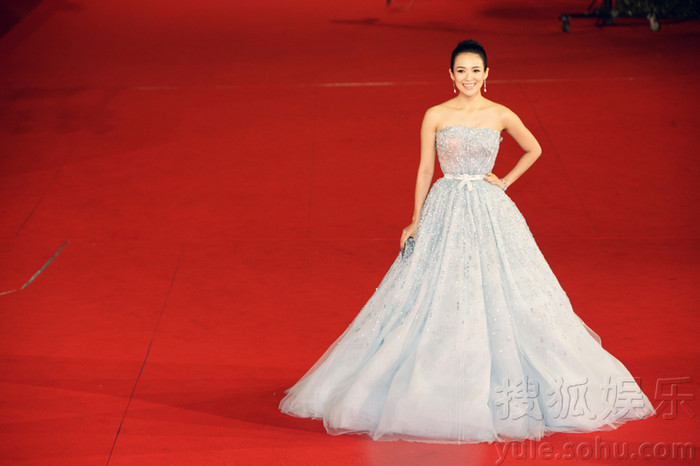Xuất hiện trên thảm đỏ LHP Rome, nàng Hoa đán của điện ảnh Trung Quốc khiến báo giới và người hâm mộ ngỡ ngàng bởi vẻ thanh lịch và lộng lẫy.