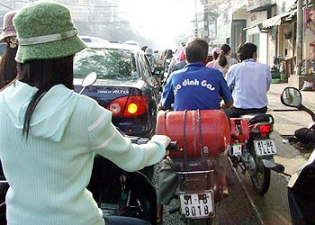 Bình gas len trong dòng xe đông đúc, những va quẹt bất kỳ điều tìm ẩn nguy hiểm rất cao Bình gas len trong dòng xe đông đúc, những va quẹt bất kỳ điều tìm ẩn nguy hiểm rất cao