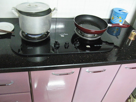 Không đặt bình gas trong tủ hộc bếp kín (hầu hết các vụ cháy nổ do gas là do gas rò rỉ bị giữ lại trong hộc bếp có đóng cửa kín). Nhiều người không chịu nghe lời khuyên này vì muốn đóng cửa kín cho đẹp và gọn gàng bếp! Vô tình đó chính là nguy cơ số 1 về cháy nổ khi có gas rò rỉ. Không đặt bình gas trong tủ hộc bếp kín (hầu hết các vụ cháy nổ do gas là do gas rò rỉ bị giữ lại trong hộc bếp có đóng cửa kín). Nhiều người không chịu nghe lời khuyên này vì muốn đóng cửa kín cho đẹp và gọn gàng bếp! Vô tình đó chính là nguy cơ số 1 về cháy nổ khi có gas rò rỉ.