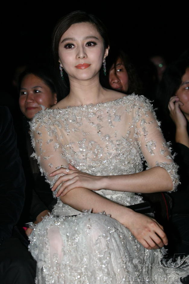 Có lẽ, Phạm Băng Băng mặc dù diện váy ren, màu nude cũng phải "chào thua" đàn em về độ sexy.