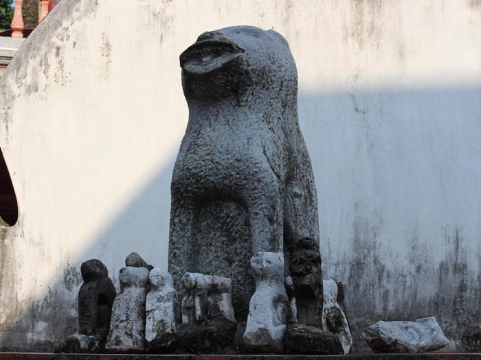 Cận cảnh bức tượng chú cho đá được người dân thờ cúng. Ảnh: Nhân Minh