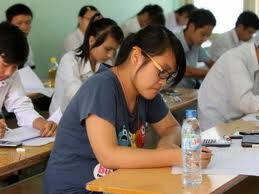 Thí sinh làm bài thi trong kỳ thi tuyển sinh năm 2012. Ảnh minh họa từ internet Thí sinh làm bài thi trong kỳ thi tuyển sinh năm 2012. Ảnh minh họa từ internet