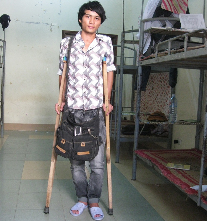 Em Nguyễn Hồng Hào với đôi nạng gỗ “vượt vũ môn” Em Nguyễn Hồng Hào với đôi nạng gỗ “vượt vũ môn”