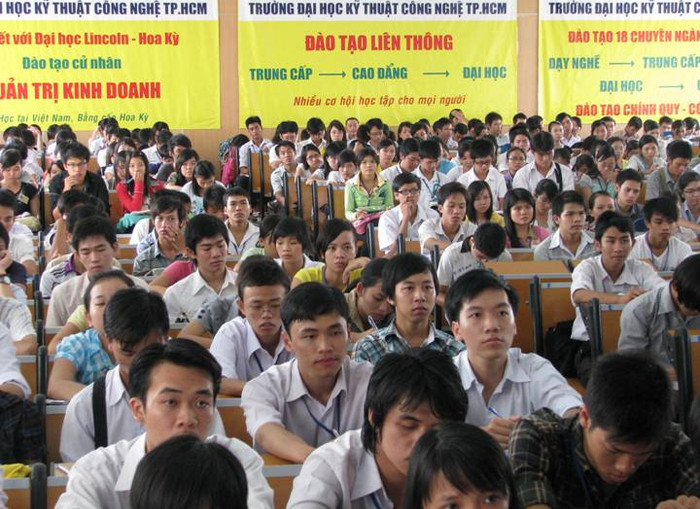 Tân sinh viên khóa 9 Trường ĐH kỹ thuật công nghệ TPHCM trong Tuần sinh hoạt công dân - sinh viên, học sinh đầu khóa Tân sinh viên khóa 9 Trường ĐH kỹ thuật công nghệ TPHCM trong Tuần sinh hoạt công dân - sinh viên, học sinh đầu khóa
