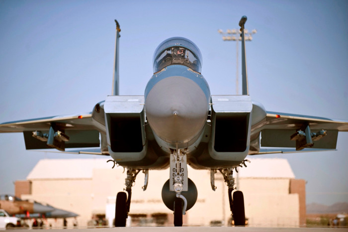14/10/2012: Tiêm kích F-15D Eagle trên đường băng trước khi cất cánh tại căn cứ Không quân Nellis, Nevada. Chuyến bay này đánh dấu kỷ niệm lần thứ 65 năm phá vỡ rào cản âm thanh.