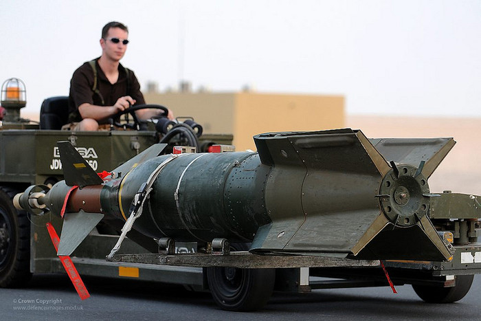 Bom dẫn hướng bằng laser Paveway được vận chuyển tới một chiếc Tornado GR4 trước khi nó hoạt động.