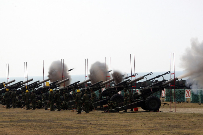 Ngày 16/10/2012 quân đội đảo Đài Loan đã tiến hành một cuộc tập trận bắn đạn thật có sử dụng các cỗ pháo hạng nặng tại khu vực bờ biển Bình Đông ở phía Nam hòn đảo.