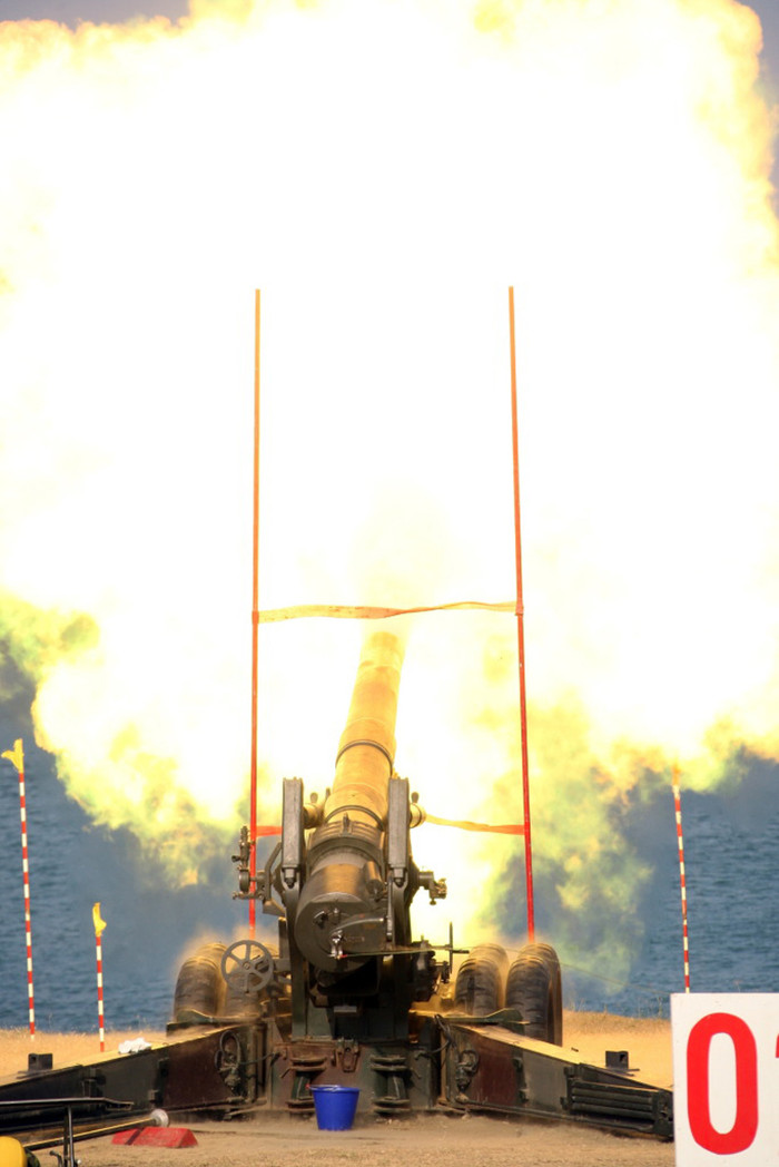 Ngày 16/10/2012 quân đội đảo Đài Loan đã tiến hành một cuộc tập trận bắn đạn thật có sử dụng các cỗ pháo hạng nặng tại khu vực bờ biển Bình Đông ở phía Nam hòn đảo.