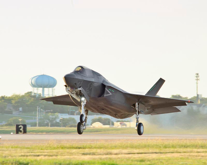 19/10/2012: Tàng hình cơ thế hệ năm F-35B số hiệu BF-2 cất cánh tại sân bay Fort Worth, Texas trong một cuộc thử nghiệm bay.