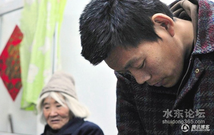 2. "Người khổng lồ" Huang Chengyi (Hoàng Thành Nghĩa), vận động viên bóng rổ cao 2m16, từng là đối thủ ngang tài ngang sức với huyền thoại Yao Ming (Diêu Minh) ở đội tuyển quốc gia. 2. "Người khổng lồ" Huang Chengyi (Hoàng Thành Nghĩa), vận động viên bóng rổ cao 2m16, từng là đối thủ ngang tài ngang sức với huyền thoại Yao Ming (Diêu Minh) ở đội tuyển quốc gia.