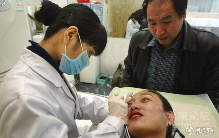 May mắn cho Xuân Lan là cô luôn có chồng ở bên May mắn cho Xuân Lan là cô luôn có chồng ở bên