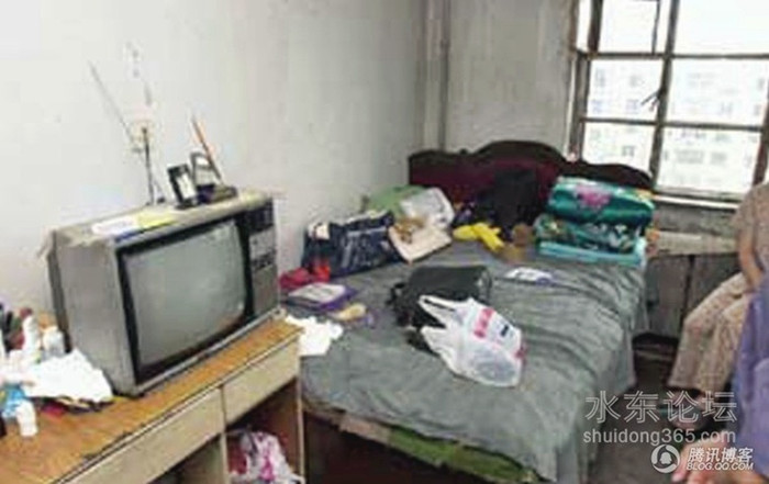 Món đồ điện gia dụng duy nhất trong nhà cô lúc này là chiếc tivi 14" hiệu Phoenix cũ kĩ Món đồ điện gia dụng duy nhất trong nhà cô lúc này là chiếc tivi 14" hiệu Phoenix cũ kĩ