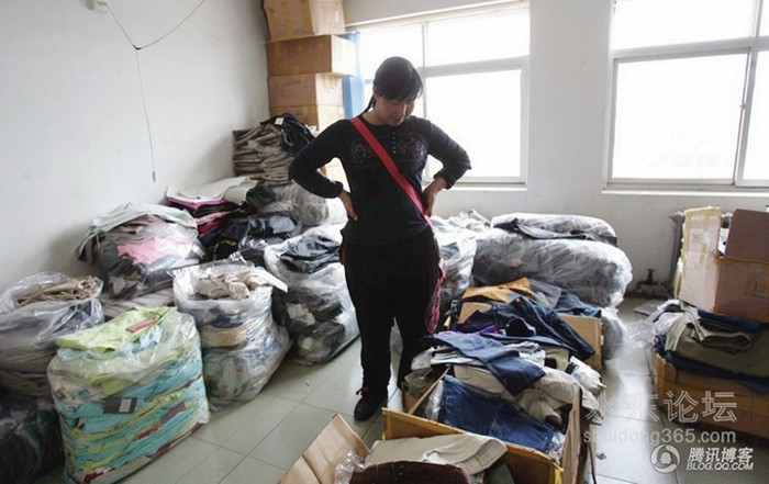 Do chấn thương trong khi luyện tập, đôi chân của cô đã bị tàn phế và phải kiếm sống bằng nghề bán rong Do chấn thương trong khi luyện tập, đôi chân của cô đã bị tàn phế và phải kiếm sống bằng nghề bán rong