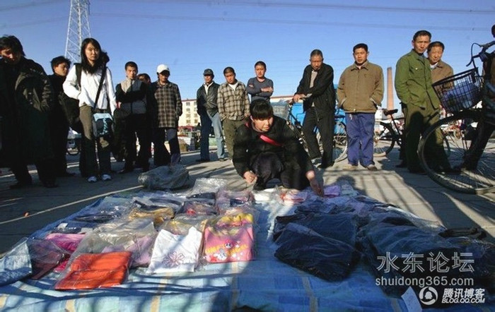 Do chấn thương trong khi luyện tập, đôi chân của cô đã bị tàn phế và phải kiếm sống bằng nghề bán rong Do chấn thương trong khi luyện tập, đôi chân của cô đã bị tàn phế và phải kiếm sống bằng nghề bán rong