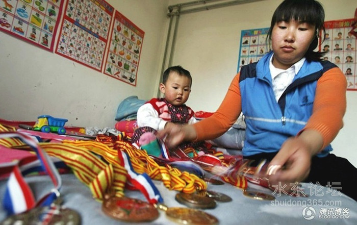 6. Ai Dongmei (Ngải Đông Mai), cựu quán quân marathon, từng đoạt 19 huy chương các loại ở các giải quốc tế. 6. Ai Dongmei (Ngải Đông Mai), cựu quán quân marathon, từng đoạt 19 huy chương các loại ở các giải quốc tế.