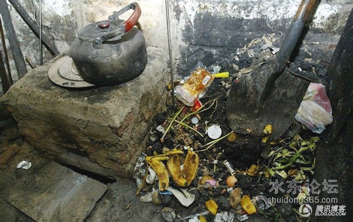 Khó tin rằng bếp ăn nghèo khó này lại là của gia đình một nhà cựu vô địch.(Số phận nghiệt ngã sau ánh hào quang của những HCV thể thao Trung Quốc) Khó tin rằng bếp ăn nghèo khó này lại là của gia đình một nhà cựu vô địch.(Số phận nghiệt ngã sau ánh hào quang của những HCV thể thao Trung Quốc)