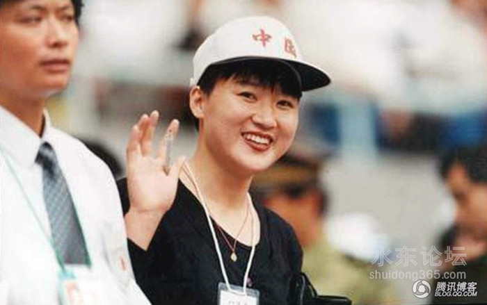 Theo tin đồn, cô đã tự sát do trắc trở trong cuộc sống và tình duyên cộng với công việc không được như ý. Theo tin đồn, cô đã tự sát do trắc trở trong cuộc sống và tình duyên cộng với công việc không được như ý.