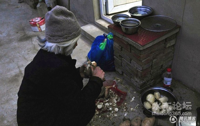 Bữa tối của hai mẹ con với khoai tây, đậu tương và thịt heo - món quà của những người hảo tâm. Bữa tối của hai mẹ con với khoai tây, đậu tương và thịt heo - món quà của những người hảo tâm.