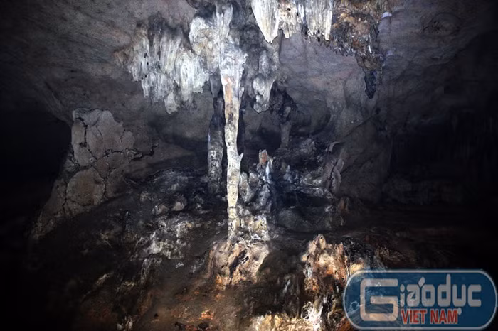 Rất nhiều người chỉ biết đến hang Huyện từ khi có bộ đội ta sản xuất vũ khí mà ít ai biết rằng nơi đây từng là nấm mồ khổng lồ cả huyện người bị hun chết năm xưa Rất nhiều người chỉ biết đến hang Huyện từ khi có bộ đội ta sản xuất vũ khí mà ít ai biết rằng nơi đây từng là nấm mồ khổng lồ cả huyện người bị hun chết năm xưa