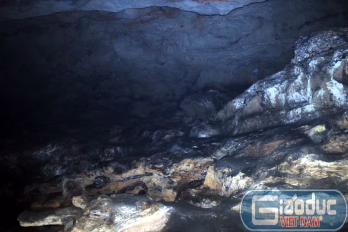 Trong các hốc đá của hang Huyện có một màu đen kì lạ Trong các hốc đá của hang Huyện có một màu đen kì lạ