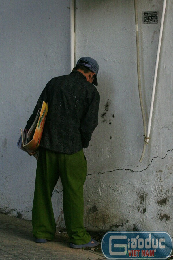 Chẳng ai nhìn thấy mặt nên cứ thoải mái thôi (!?) Chẳng ai nhìn thấy mặt nên cứ thoải mái thôi (!?)