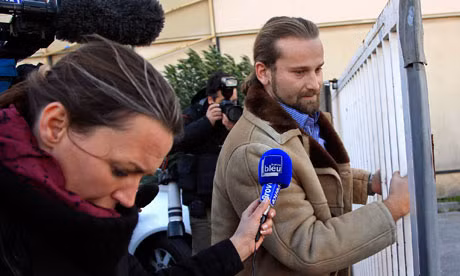 Con trai ông chủ công ty PIP sau cuộc kiểm tra hôm 4/1.