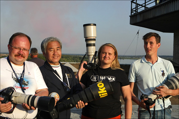 Còn đây là những nhiếp ảnh gia tham gia chụp ảnh tại buổi lễ kỷ niệm. Nữ nhiếp ảnh gia (thứ hai từ phải sang) là tác giả của 24 bức ảnh tuyệt vời mà chúng ta vừa được chiêm ngưỡng. Còn đây là những nhiếp ảnh gia tham gia chụp ảnh tại buổi lễ kỷ niệm. Nữ nhiếp ảnh gia (thứ hai từ phải sang) là tác giả của 24 bức ảnh tuyệt vời mà chúng ta vừa được chiêm ngưỡng.