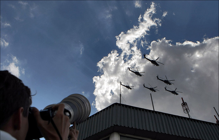 Đến lượt các máy bay trực thăng phô diễn sức mạnh. Đến lượt các máy bay trực thăng phô diễn sức mạnh.