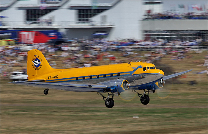 Một chiếc Douglas Dakota. Một chiếc Douglas Dakota.