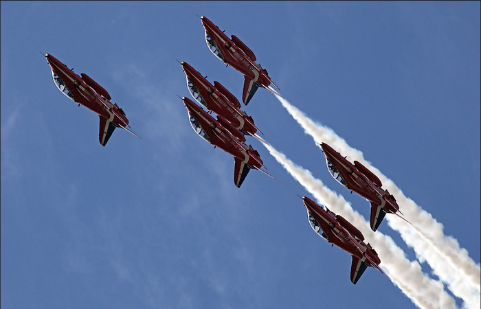 Đây là lần đầu tiên sau 22 năm, đội nhào lộn Mũi tên đỏ (Red Arrows) của Không quân Hoàng gia Anh biểu diễn tại Nga. Đây là lần đầu tiên sau 22 năm, đội nhào lộn Mũi tên đỏ (Red Arrows) của Không quân Hoàng gia Anh biểu diễn tại Nga.