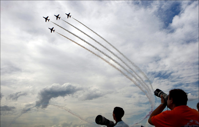 Chiêm ngưỡng lại lần nữa màn trình diễn của phi đội Mũi tên đỏ. Chiêm ngưỡng lại lần nữa màn trình diễn của phi đội Mũi tên đỏ.