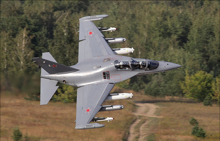 Và đây, huấn luyện cơ, chiến đấu cơ đa năng Yak-130. Và đây, huấn luyện cơ, chiến đấu cơ đa năng Yak-130.