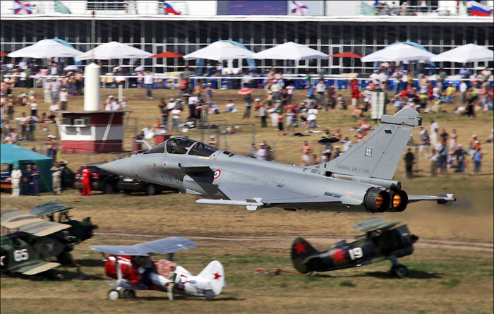 Tham gia lễ kỷ niệm 100 năm Không quân Nga lần này có các đội trình diễn và các máy bay đến từ Anh, Pháp, Phần Lan, Thổ Nhĩ Kỳ, Ba Lan và một số nước khác. Trong ảnh là một chiếc Rafale của Pháp. Tham gia lễ kỷ niệm 100 năm Không quân Nga lần này có các đội trình diễn và các máy bay đến từ Anh, Pháp, Phần Lan, Thổ Nhĩ Kỳ, Ba Lan và một số nước khác. Trong ảnh là một chiếc Rafale của Pháp.