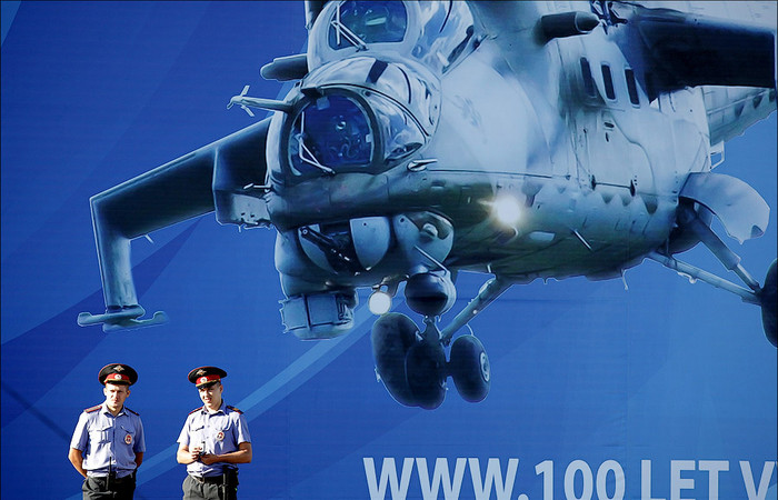 Các pa-nô, áp-phích cũng đã được dựng lên để quảng bá cho sự kiện trọng đại này. Các pa-nô, áp-phích cũng đã được dựng lên để quảng bá cho sự kiện trọng đại này.