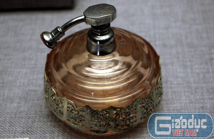 Lọ nước hoa quí hiếm của triều Nguyễn còn được lưu giữ