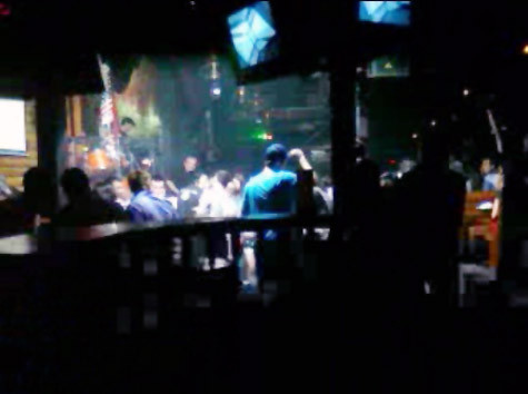 Trong các quán bar Hà Thành, các cô gái phục vụ sẵn sàng đi khách sau khi tan ca để "kiếm thêm".