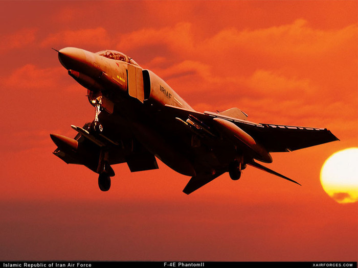 Máy bay F-4E phantom của Không quân Iran. Trong những thập niên 1960 và 1970, Vương quốc Iran vốn thân Mỹ vào lúc đó đã đặt mua 225 chiếc F-4D, F-4E và RF-4E Phantom. Những chiếc Phantom Iran đã hoạt động trong cuộc Chiến tranh Iran-Iraq trong những năm 1980. Máy bay F-4E phantom của Không quân Iran. Trong những thập niên 1960 và 1970, Vương quốc Iran vốn thân Mỹ vào lúc đó đã đặt mua 225 chiếc F-4D, F-4E và RF-4E Phantom. Những chiếc Phantom Iran đã hoạt động trong cuộc Chiến tranh Iran-Iraq trong những năm 1980.